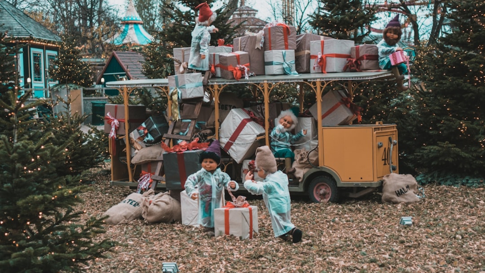 Photo friends celebrating christmas party with props